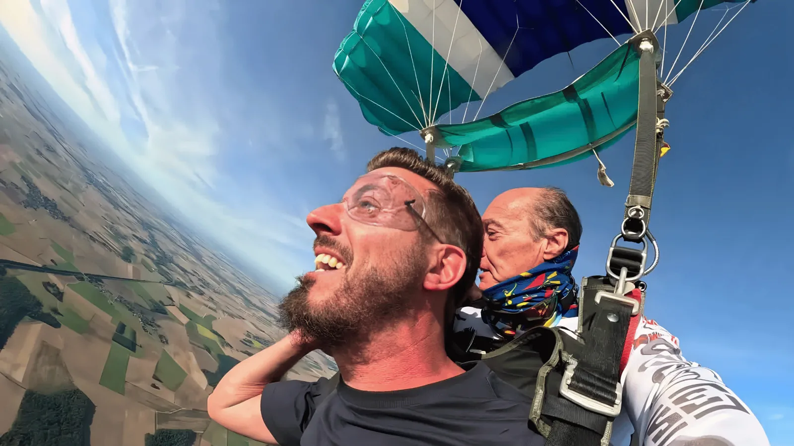Vol sous voile après l'ouverture du parachute tandem
