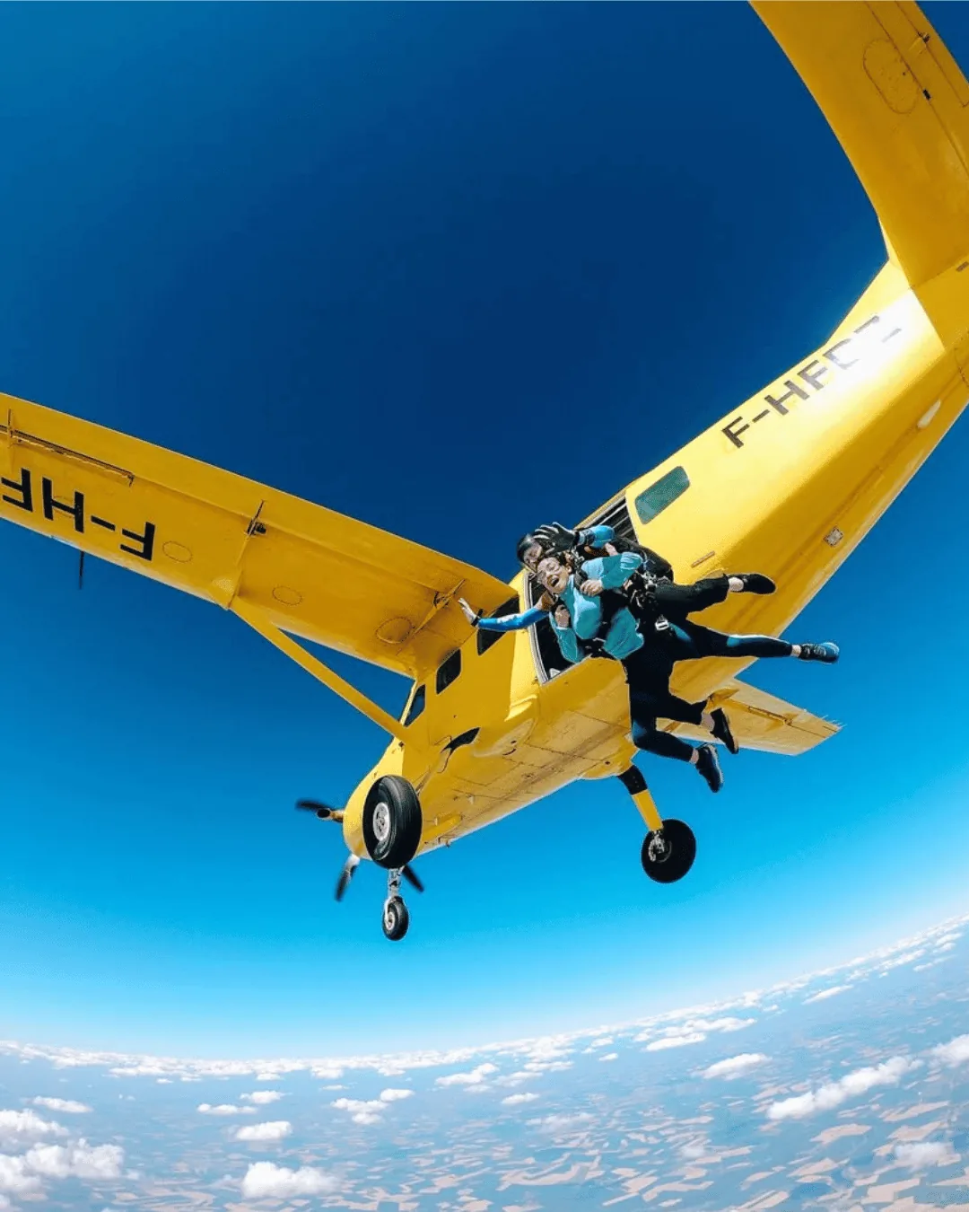 Sortie d'avion en tandem au-dessus de la campagne