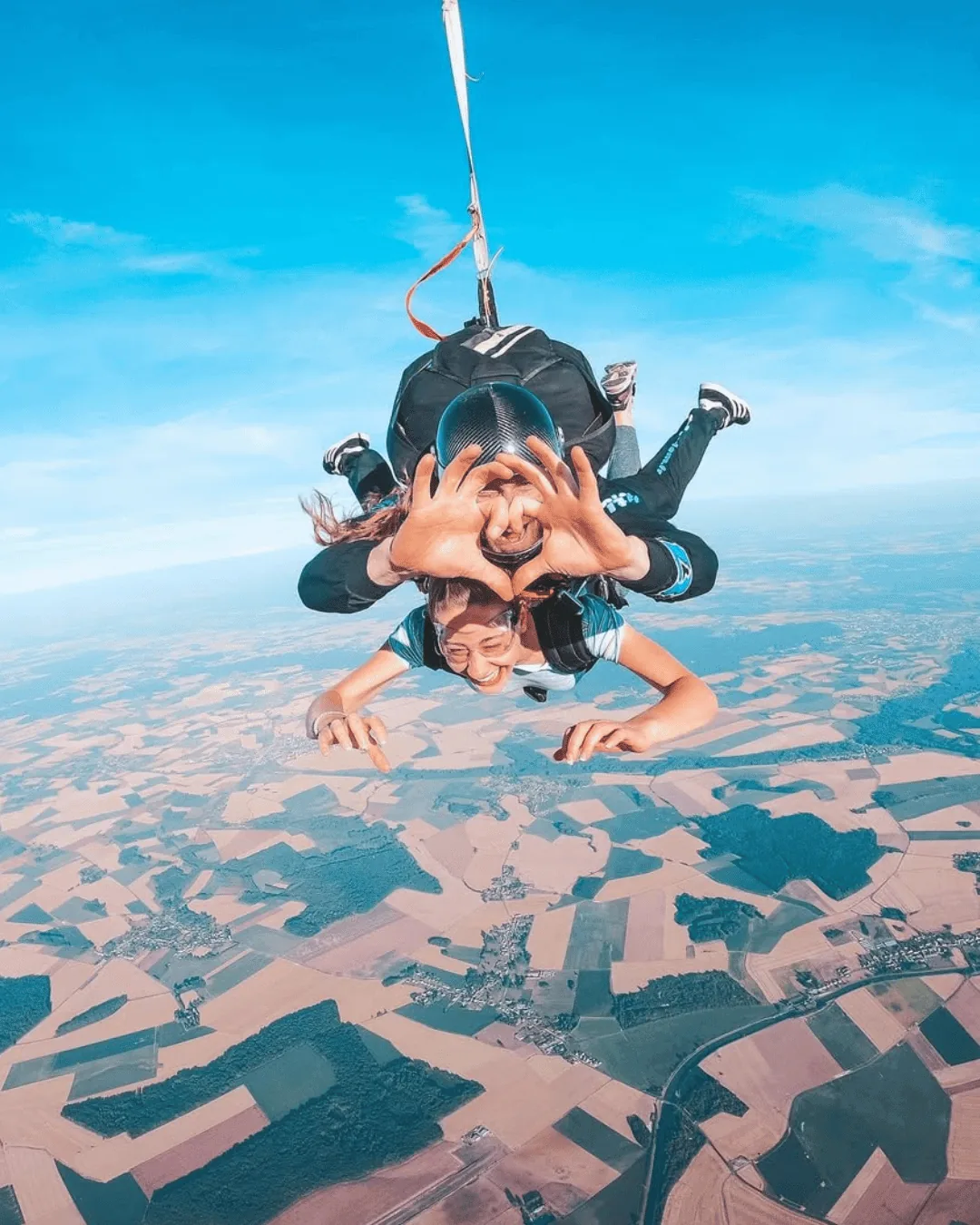 Passagère tandem souriante en chute libre