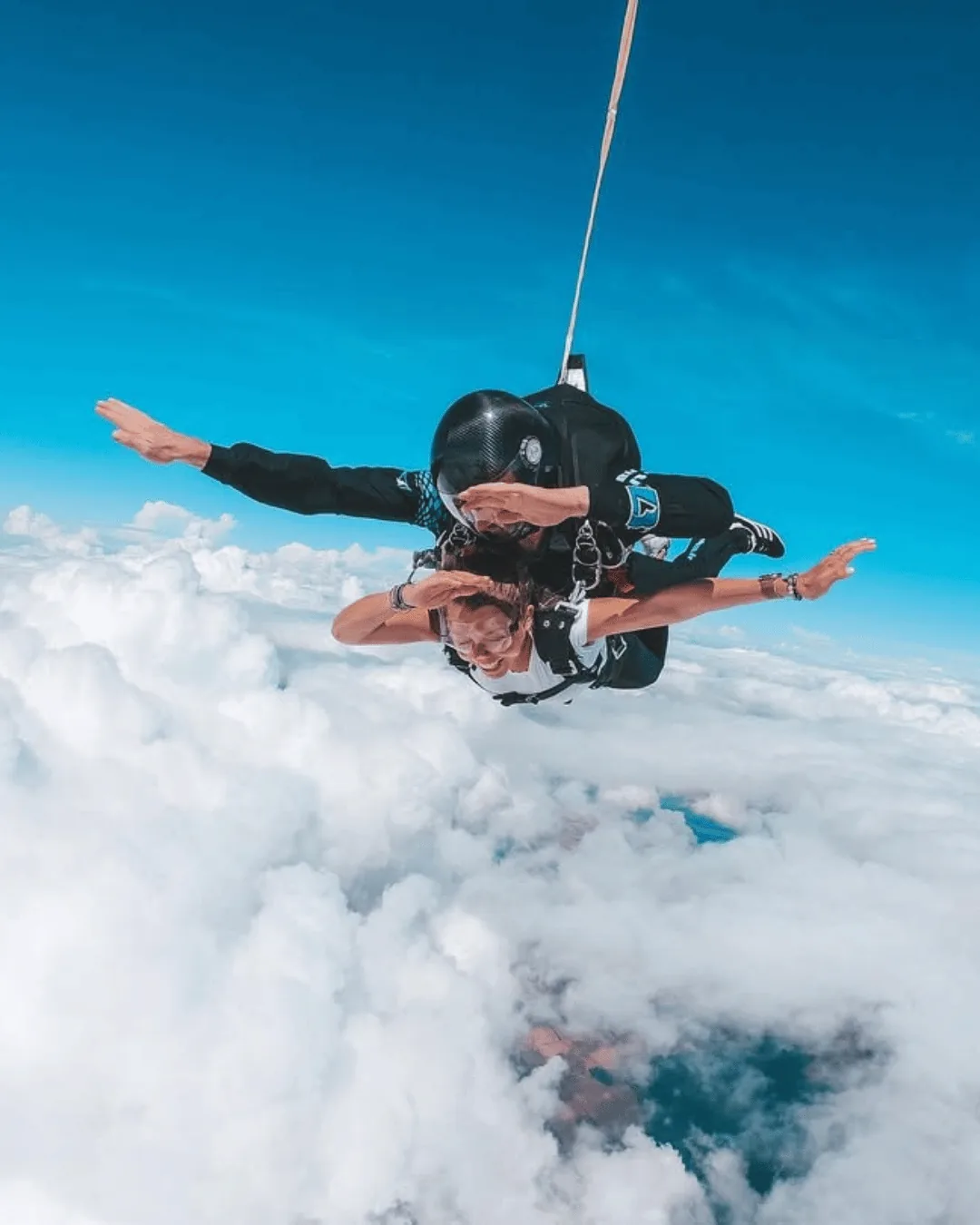 Pose pour la caméra pendant la chute libre