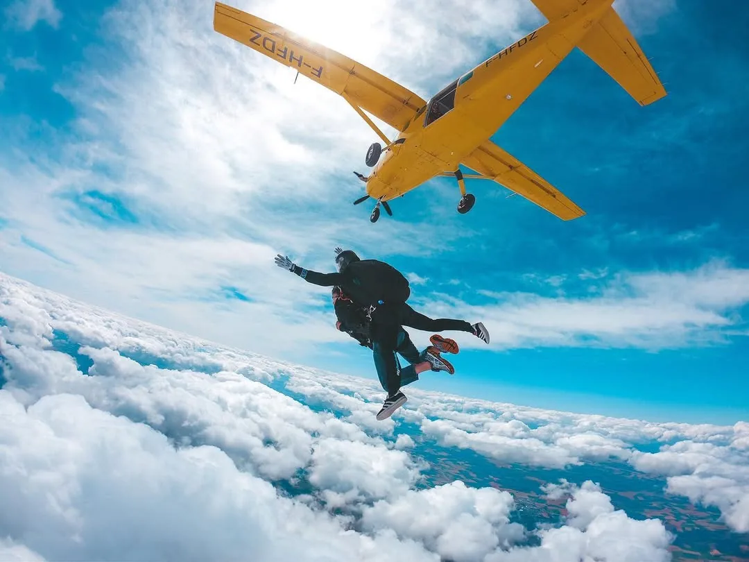 Tandem en chute libre au-dessus des nuages