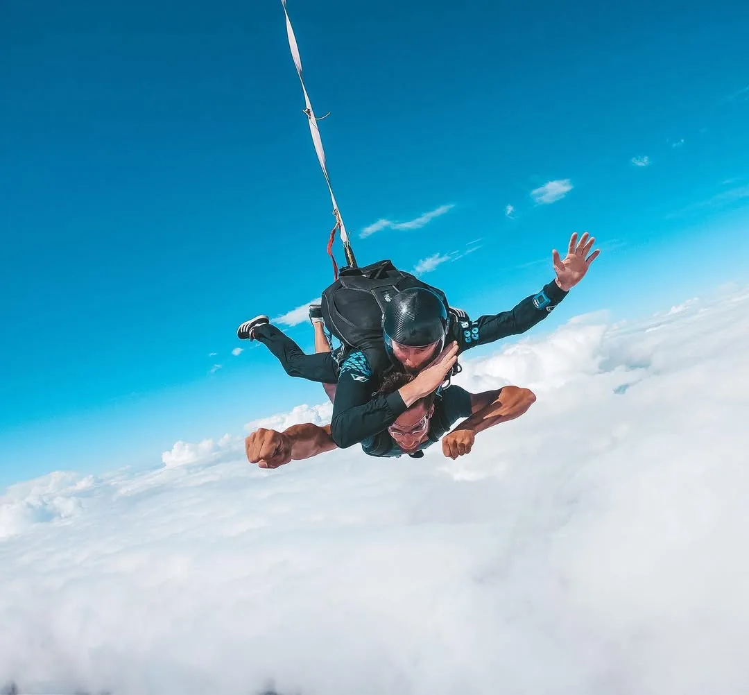 Passager tandem bras ouverts en chute libre
